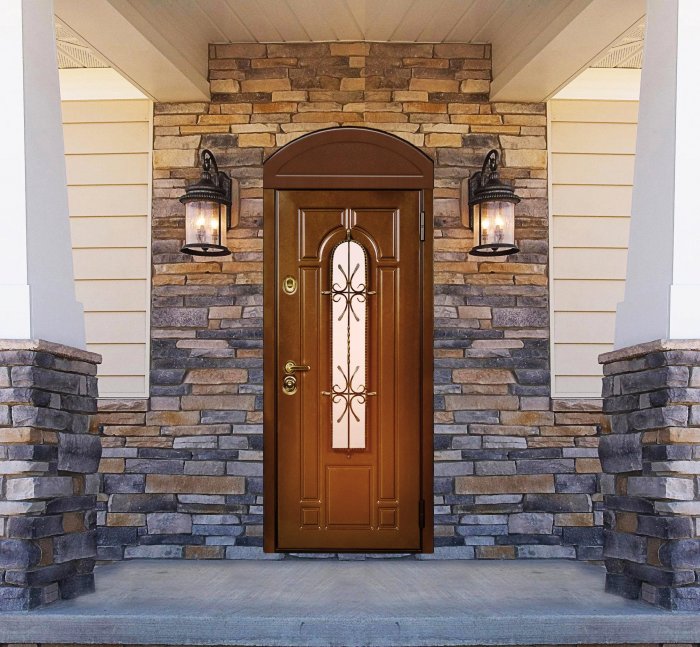 Отделка входной двери декоративным камнем: эффектно и практично