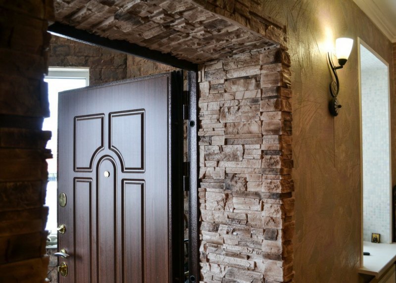  входной двери декоративным камнем: преимущества и фото образцов .