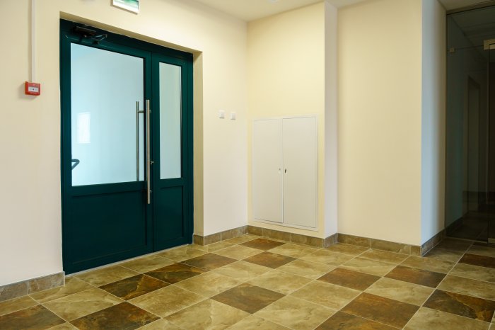 Тамбур в подъезде: можно ли ставить дверь в 2025 году и не нарваться на штраф 50 000 рублей?