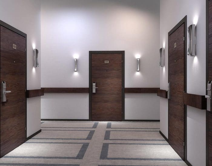 Светлые входные двери в интерьере: особенности, преимущества, фото