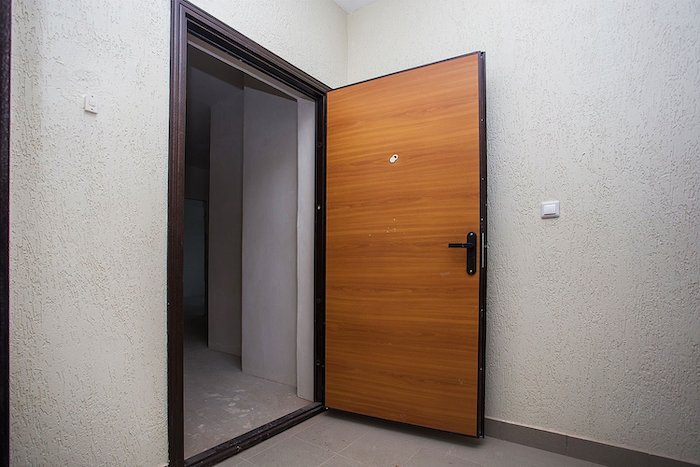 Когда ставить входную дверь при ремонте в квартире?
